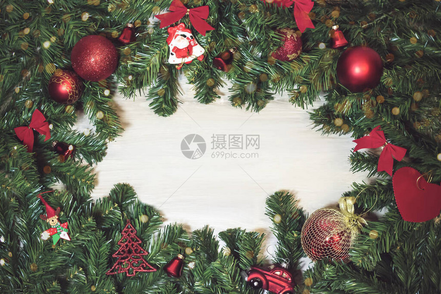 2021年圣诞节装饰有假日树枝球玩具铃铛圣诞装饰品和玩图片