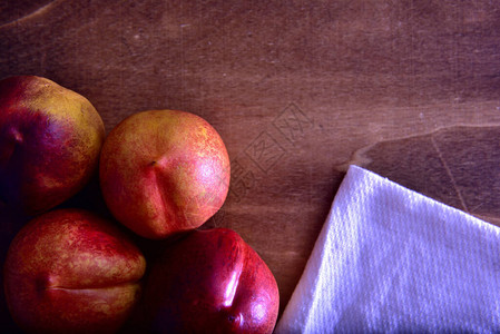 在一张木桌上的油桃图片