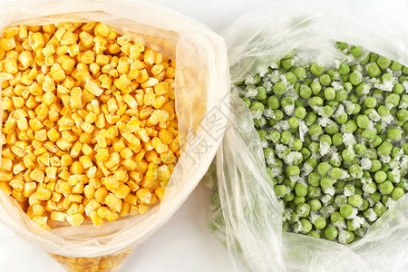 冷冻和包装玉米和青豆在袋子图片
