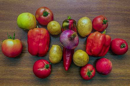 三个红铃辣椒六个西红柿新鲜土豆洋葱和厨房桌图片