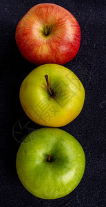 三个苹果一个绿色两个红色和黄色图片