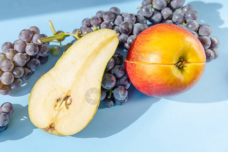 收获成熟新鲜葡萄梨子图片