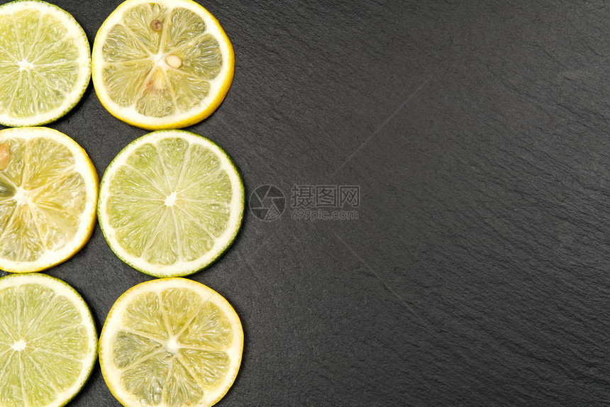 黑底色盘子上的柠檬和石图片
