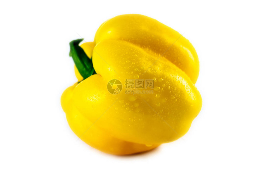 新鲜的黄色辣椒粉上白色孤立健康饮食概念甜椒上白色孤立图片