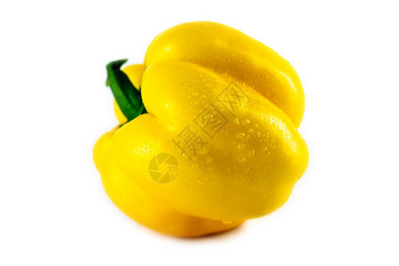 新鲜的黄色辣椒粉上白色孤立健康饮食概念甜椒上白色孤立图片
