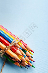 桌上有彩色绘画铅笔的壁炉图片