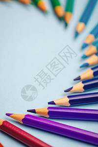 紫色蓝色和绿色铅笔图片