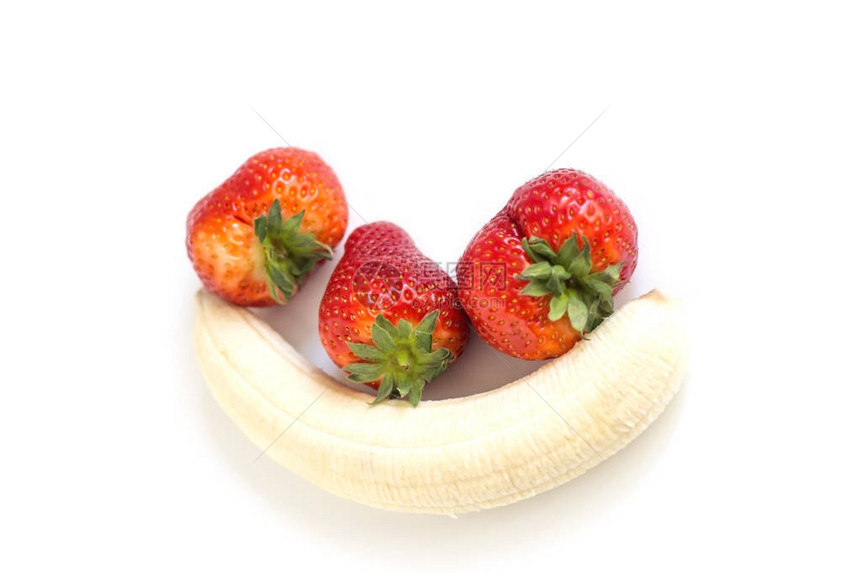 一个成熟的香蕉皮和三个成熟的草莓图片