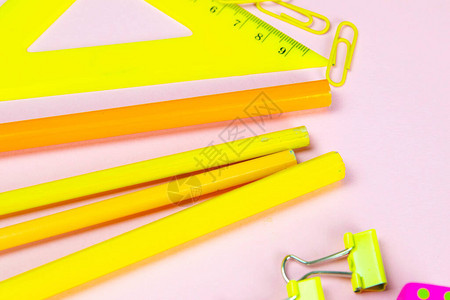 多色红黄pinc铅笔尺子钢笔铅笔剪刀和文具站在粉图片