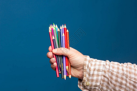 画纸是基本元素之一彩色铅笔在成人手中的彩色铅笔图片