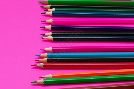 许多彩色铅笔位于粉红色的背景上复制空间返校教育过程在校图片