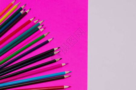 许多彩色铅笔位于白色粉红色背景上复制空间返校教育过程在校学习图片