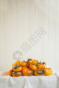 新鲜成熟的美味西红柿有机新鲜多汁的棕色和黄色西红柿文图片