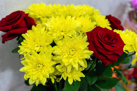 黄色菊花和红玫瑰花束图片