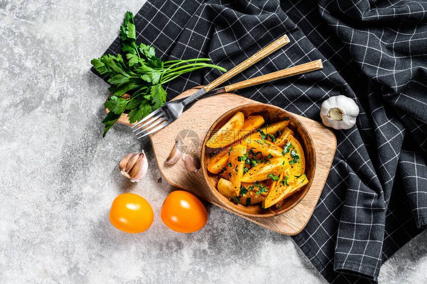 健康多彩的沙拉黄番茄和鹦鹉灰色背图片
