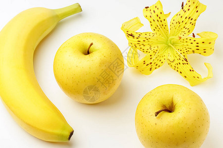 老虎莉与香蕉和苹果在白色背景特写分离高品质的照片info图片