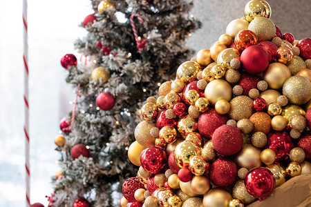 圣诞树上的球和丝带节日装饰图片
