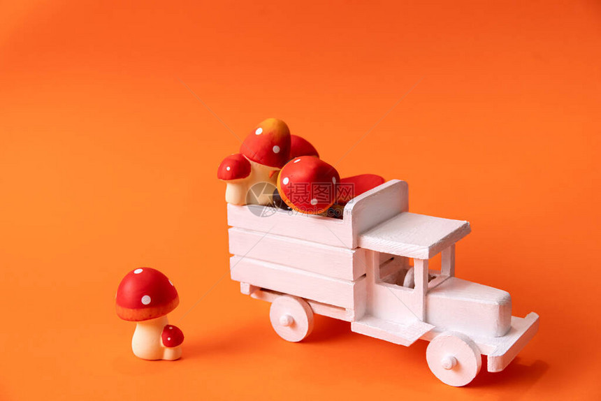 红色蘑菇的橙色背景木制图片