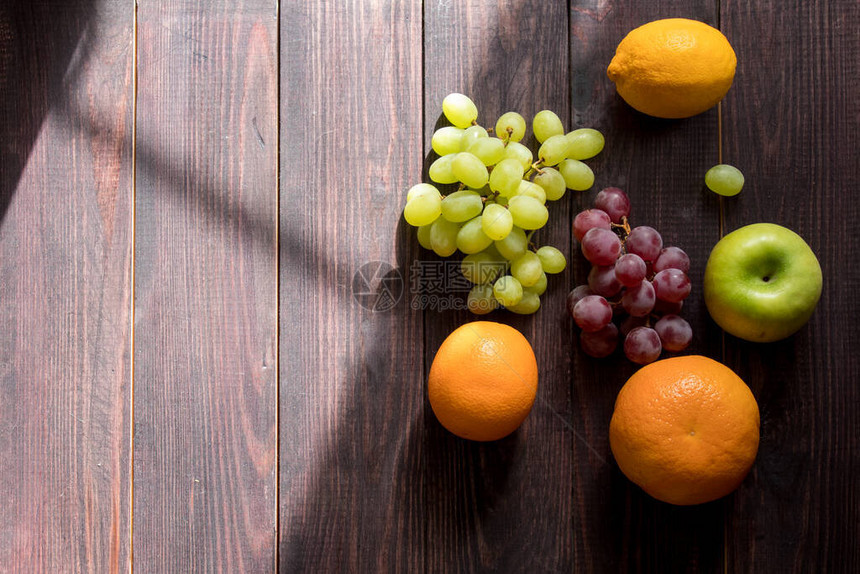 右侧木桌上的水果苹果橙子葡萄柚柠檬葡萄文本的地方木背图片