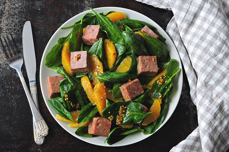 健康沙拉配菠菜橙子和熏鲑鱼酮饮食健康饮食概念沙拉对身体和图片