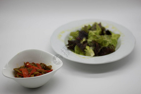 沙拉和烤辣椒图片