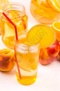 苹果桃子柠檬和橙子以及一杯加图片