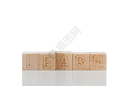带字母的Wooden立方体在白色背背景图片