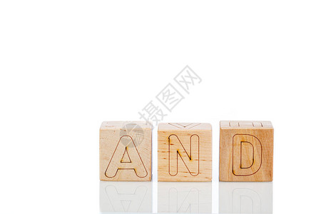 带字母的木制立方体和图片