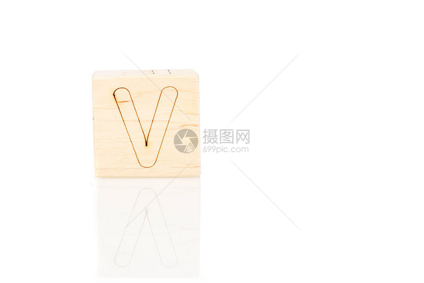 白色背景特写上字母V的Wood图片