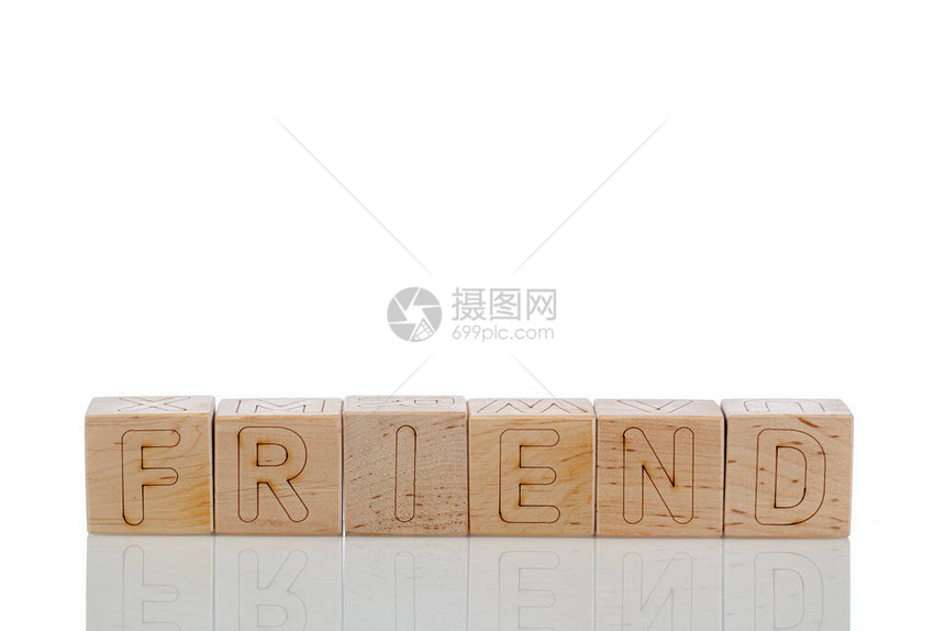 带字母朋友的Wooden立方体在白图片