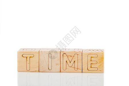 白色背景剪接带字母时间的Wood图片