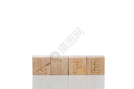 带字母生命的木制立方体在白图片