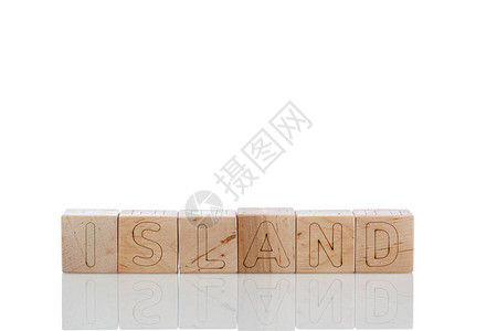 带字母的木制立方体以白图片