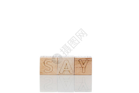 带字母的木制立方体在白色背景图片