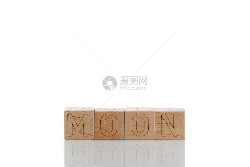 白色背景剪接带字母月亮的Wood图片