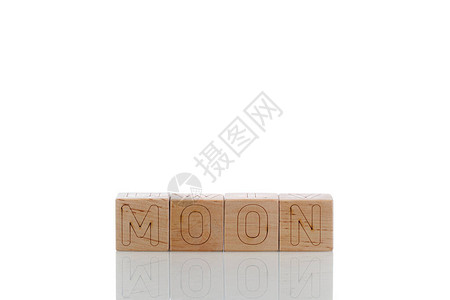 白色背景剪接带字母月亮的Wood图片