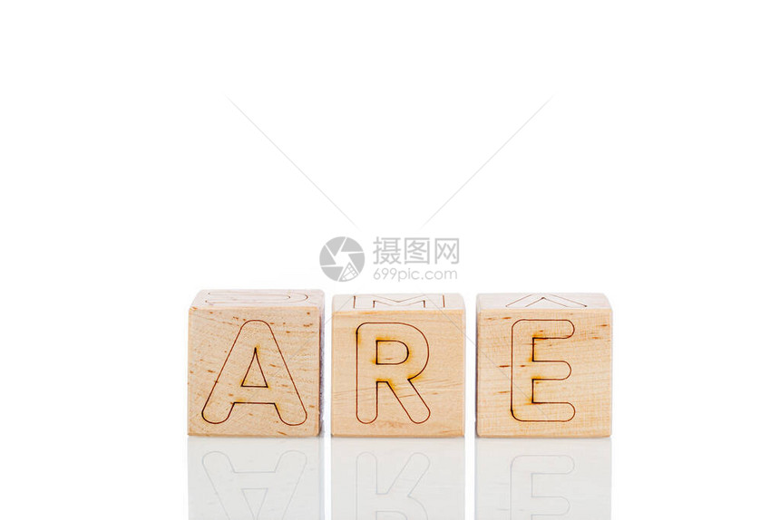 带字母的Wooden立方体在白图片