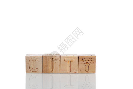 带字母的城市的Wooden立方体图片