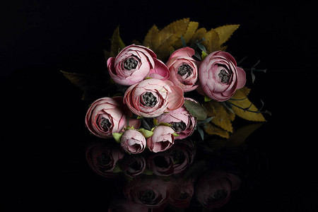 黑暗背景的玫瑰花束天然花束是给节日背景图片
