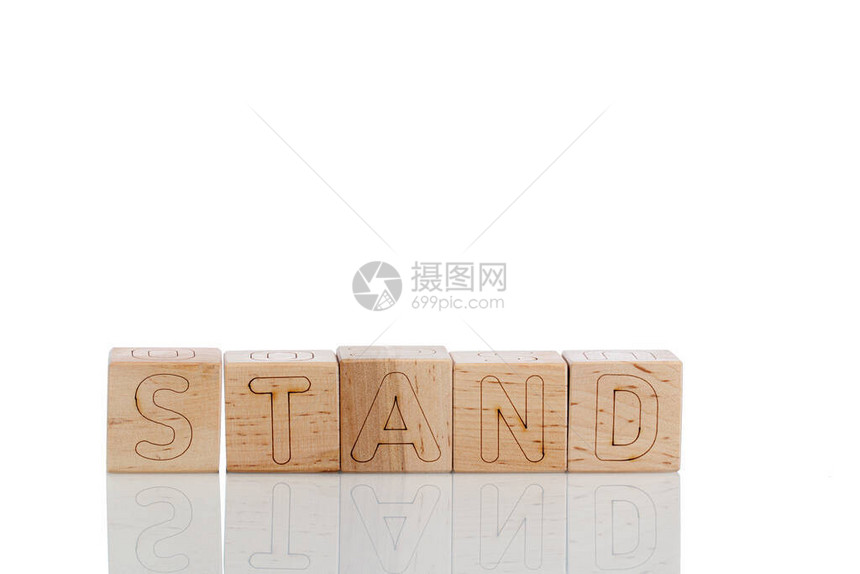 带字母的Wooden立方体站在白图片