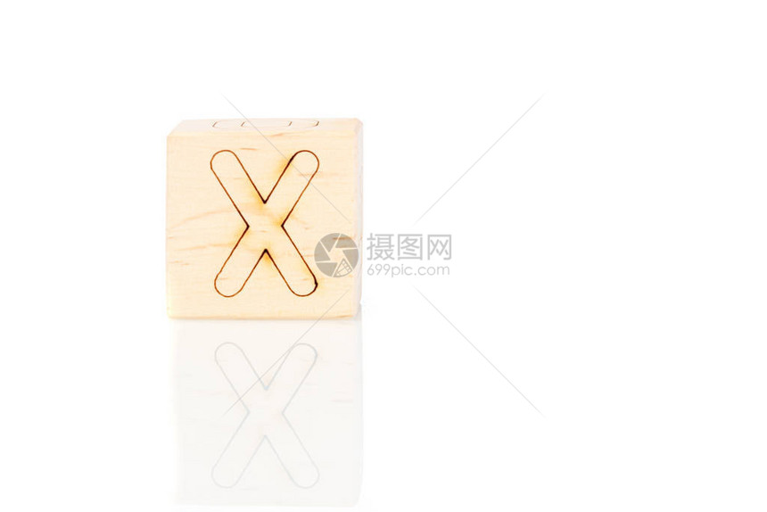 白色背景特写上字母X的Wood图片