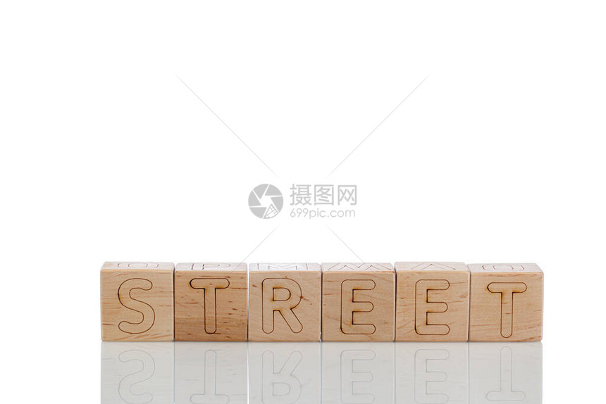 在白色背景特写上字母街道的Wood图片