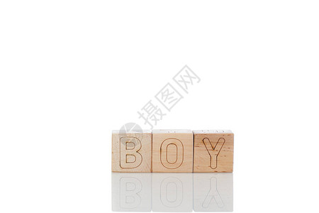 带字母男孩的Wooden立方体在白图片