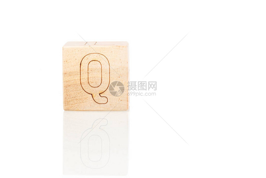 白色背景特写上字母Q的Wood图片