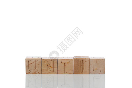 带字母的木制立方体直图片