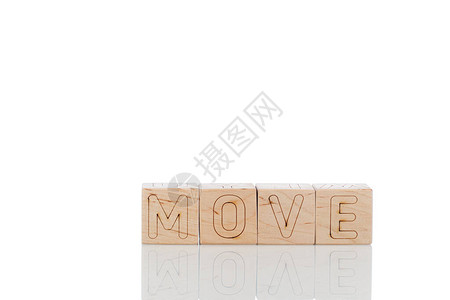 带字母移动的Wooden立方体在白图片