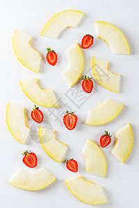 瓜片和草莓在白色背景上图片