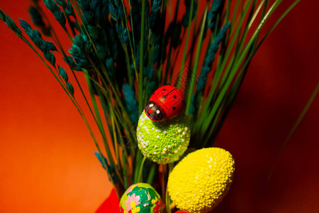 绿色复活节彩蛋上的红色瓢虫图片