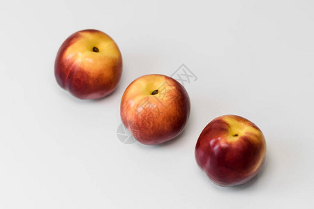 白桌上的红蛋白桃子苹果美味的果实图片