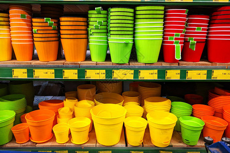 商店货架上的彩色花盆图片